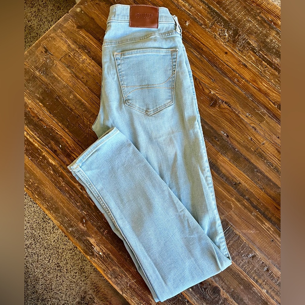 Hollister Light-Washed Stacked Skinny Jeans 30X30 - Picture 2 of 8